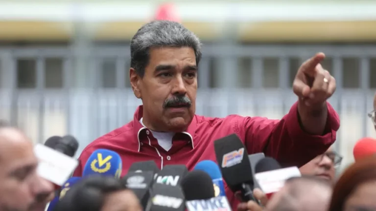 nicolas-maduro-falando-com-a-imprensa-do-lado-de-fora-de-uma-secao-eleitoral-durante-as-eleicoes-regionais-em-caracas-1748205913576_v2_900x506.jpg