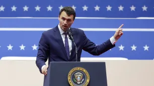 Assassinato de Charlie Kirk: Polícia busca atirador após ataque fatal em universidade de Utah