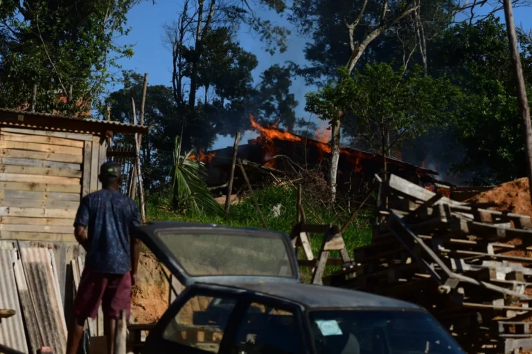 Moradores ateiam fogo em casas durante reintegração de posse na Ocupação Vila Esperança, em Vila Velha