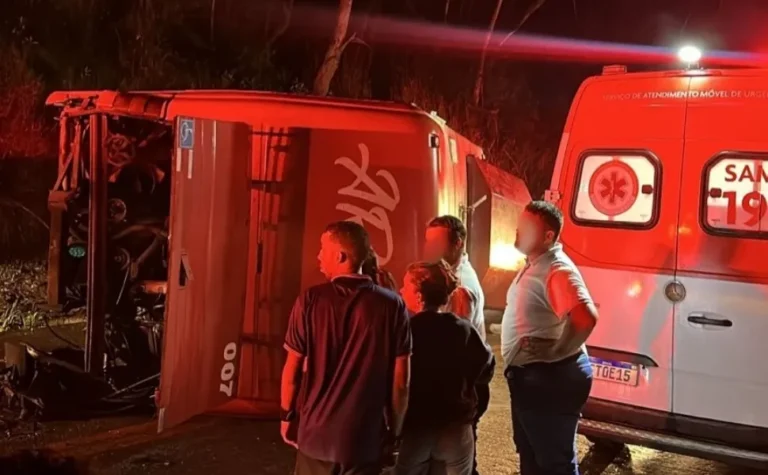 Onibus-de-turismo-tomba-e-deixa-dois-mortos-na-BR-0028269700202511240831-7