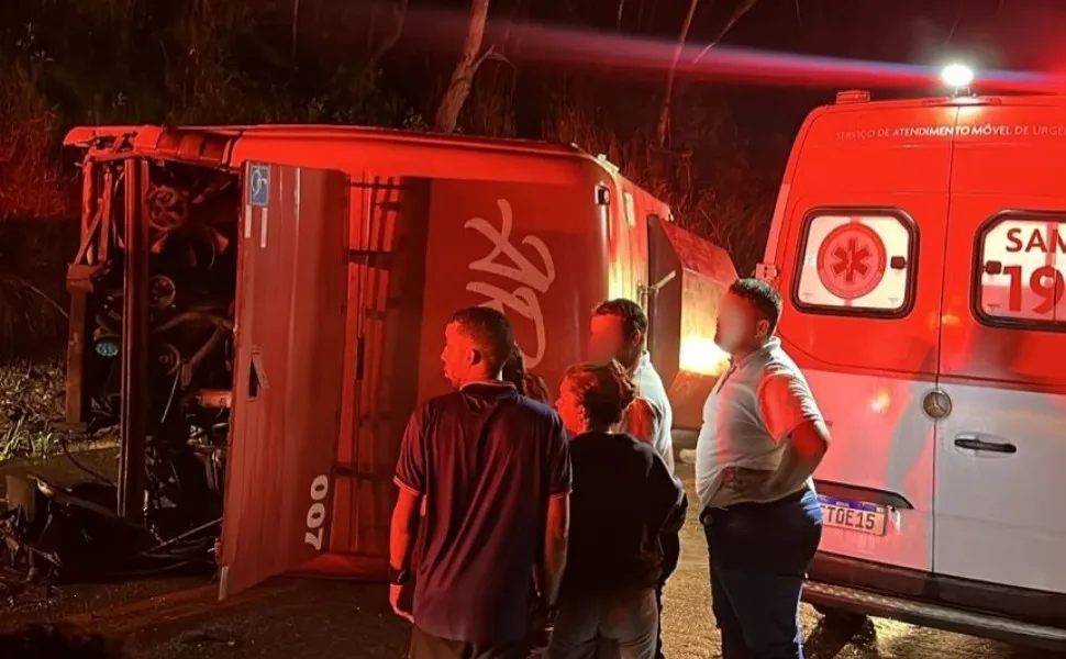 Onibus-de-turismo-tomba-e-deixa-dois-mortos-na-BR-0028269700202511240831-7