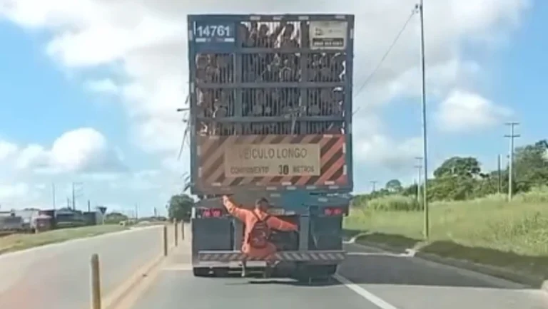 video-flagra-homem-pegando-carona-pendurado-em-traseira-de-caminhao-na-br-101-3084532 (1)
