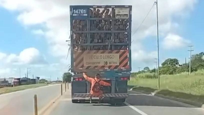 video-flagra-homem-pegando-carona-pendurado-em-traseira-de-caminhao-na-br-101-3084532 (1)